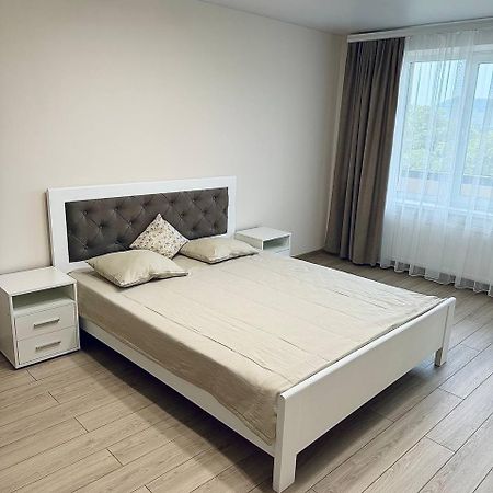 Двокімнатна Квартира На Корятовича, 2Б แบรฮอฟ ภายนอก รูปภาพ